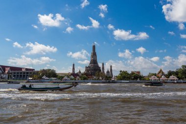 Bangkok, Tayland 'da Chao Reynaya nehrinde yolcu teknesi olan Arun tapınağı.