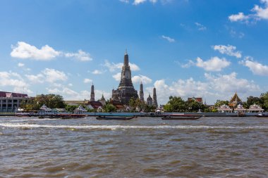 Bangkok, Tayland 'da Chao Reynaya nehrinde yolcu teknesi olan Arun tapınağı.