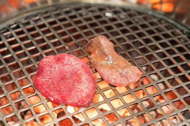 Izgara kömür ızgarasının üzerinde Japon sığır dili.