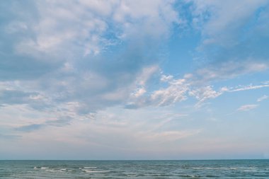 güzel deniz ve arka plan için mavi gökyüzü