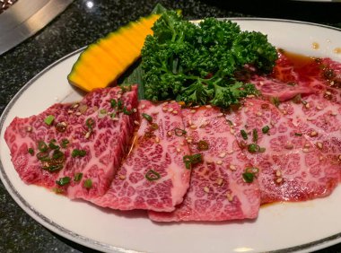 Barbekü ya da yakinuku için Japon wagyu eti.