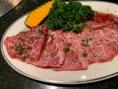 Barbekü ya da yakinuku için Japon wagyu eti.