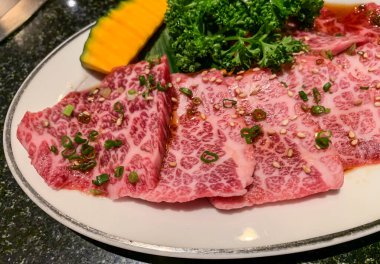 Barbekü ya da yakinuku için Japon wagyu eti.