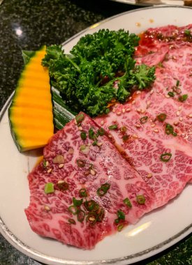 Barbekü ya da yakinuku için Japon wagyu eti.