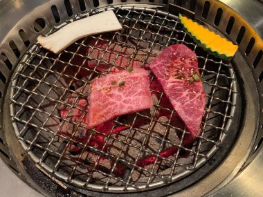 Mangal için Japon wagyu bifteği ya da mangal ızgarasında yakinuku..