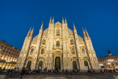 MILAN, İtalya - 29 Eylül 2017: Milano 'nun en ünlü Gotik beyaz mermer katedrali olan Duomo di Milan' ın önündeki turist.