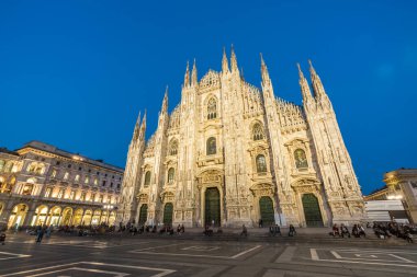 MILAN, İtalya - 29 Eylül 2017: Milano 'nun en ünlü Gotik beyaz mermer katedrali olan Duomo di Milan' ın önündeki turist.