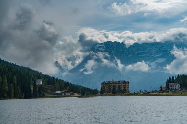 Güzel Misurina Gölü Dolomite dağ sırası dramatik bulut, Belluno, İtalya