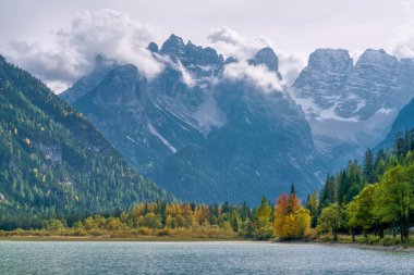 İtalya 'nın South Tyrol kenti yakınlarındaki Dolomite Dağı ve Durrensee Gölü' nün sonbahar manzarası