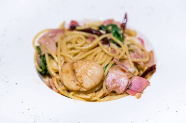 Baharatlı deniz tarağı ve fesleğenli jambonlu makarna.)