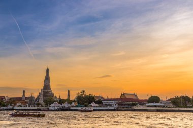 Wat Arun tapınağı, Cho Praya nehri kenarında, gün batımında, Bangkok, Tayland.