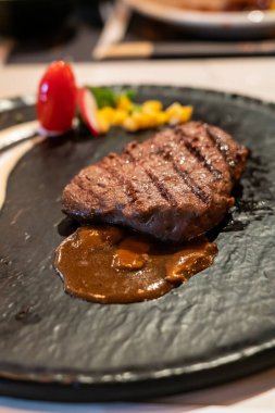 Sos soslu lezzetli orta pişmiş wagyu bifteği