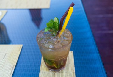 Bilardo masasında mojito kokteyli.