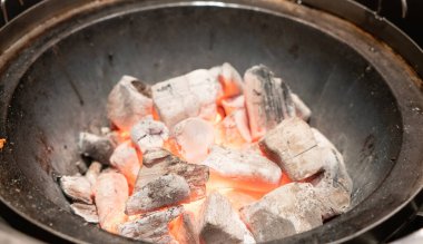 Izgaradaki kömürü yakın.