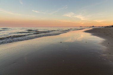 Hua Hin plajında güzel bir gün batımı, Tayland.