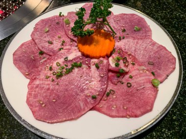 Barbekü ya da yakinuku için birinci sınıf Japon eti dilimleri..