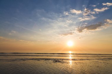 Hua Hin plajında sakin bir gün doğumu, Tayland