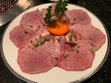 Barbekü ya da yakinuku için birinci sınıf Japon eti dilimleri..