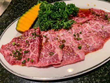 Barbekü ya da yakinuku için Japon wagyu eti.
