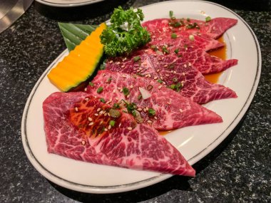 Barbekü ya da yakinuku için Japon wagyu eti.