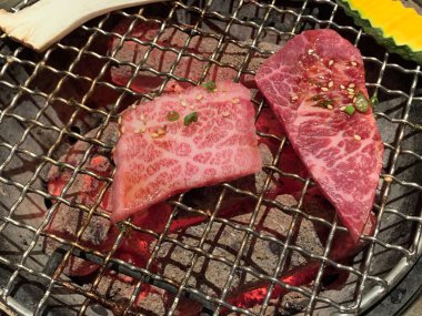 Mangal için Japon wagyu bifteği ya da mangal ızgarasında yakinuku..