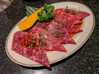 Barbekü ya da yakinuku için Japon wagyu eti.