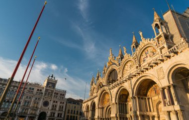 Venedik, İtalya 'daki ünlü Saint Mark Bazilikası' nın dışı.