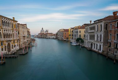 Santa Maria della Salute Bazilikası 'nın ünlü manzarası Accademia Köprüsü, Venedik, İtalya' dan Büyük Kanal