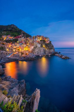 İtalya Cinque Terre 'deki renkli Manarola köyü.