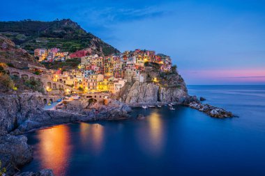 Günbatımında İtalya 'nın Cinque Terre kentindeki renkli Manarola köyü