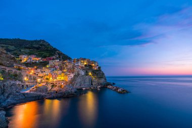 İtalya Cinque Terre 'deki renkli Manarola köyü.