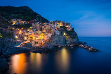 İtalya Cinque Terre 'deki renkli Manarola köyü.