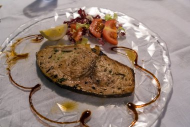 Kral uskumru bifteği salata ve domatesli