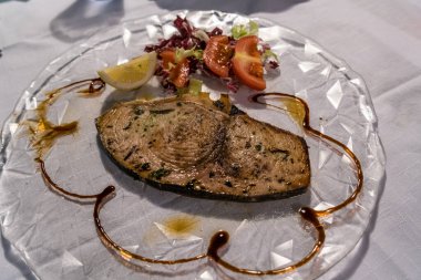 Kral uskumru bifteği salata ve domatesli