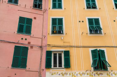 Cinque Terre, İtalya 'daki Vernazza köyünde renkli bina duvarları ve pencereler