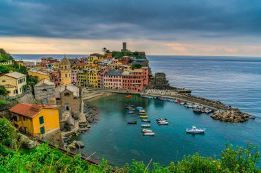 Cinque Terre, İtalya 'daki renkli Vernazza köyünün güzel şehir manzarası