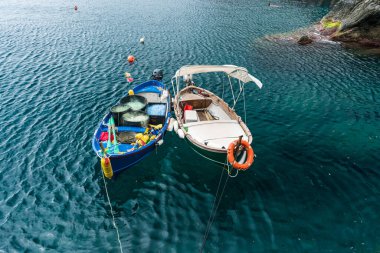 Manarola İskelesi, Cinque Terre, İtalya 'da Akdeniz' de küçük balıkçı tekneleri