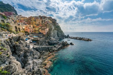 İtalya 'nın Cinque Terre kentindeki İtalyan kıyı şeridi ve renkli Manarola köyü