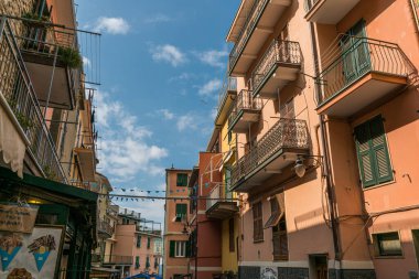 Manarola, Liguria, İtalya - Ekim 05 2017: Cinque Terre Ulusal Parkı 'ndaki Manarola kasabasında renkli yapı ve mimari, UNESCO dünya mirası, La Spezia bölgesi, Liguria