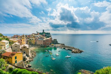 Cinque Terre, İtalya 'daki renkli Vernazza köyünün güzel şehir manzarası