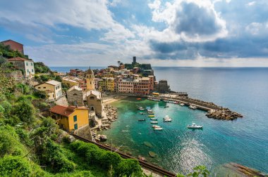Cinque Terre, İtalya 'daki renkli Vernazza köyünün güzel şehir manzarası