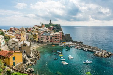 Cinque Terre, İtalya 'daki renkli Vernazza köyünün güzel şehir manzarası