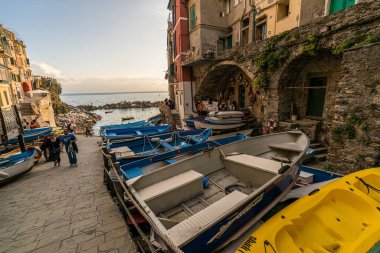 Riomaggiore, Liguria, İtalya - Ekim 05: 2017: Eski balıkçı köyü, Riomaggiore, Cinque Terre Ulusal Parkı, Liguria İtalya 'da tekne ve dükkanları ile sokak manzarası