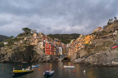 İtalya 'nın Cinque Terre şehrinde gün batımında İtalya kıyılarındaki Riomaggiore kasabası..