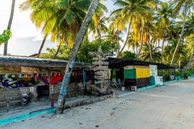 Maafushi Adası, Maldivler - 21 Kasım 2019: Maafushi Adası, Maldivler 'deki yerel kumlu sokak ve su sporları dükkanları