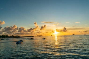 Maafushi Adası, Maldivler 'de, bikini plajında altın gün batımı