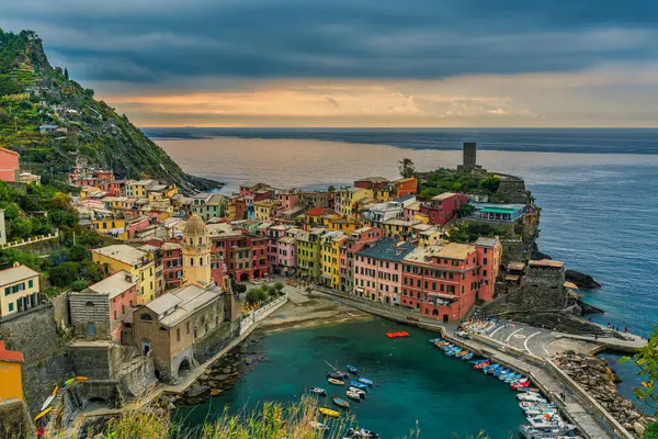 Cinque Terre, İtalya 'daki renkli Vernazza köyünün güzel şehir manzarası