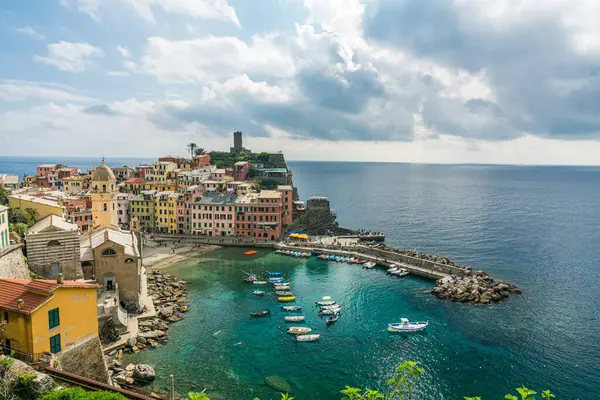 Cinque Terre, İtalya 'daki renkli Vernazza köyünün güzel şehir manzarası