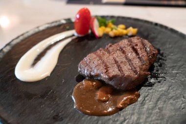 Sos soslu lezzetli orta pişmiş wagyu bifteği