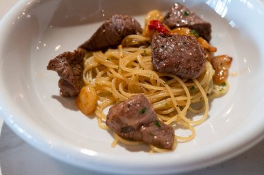 spagetti sarımsaklı biberli wagyu sığır eti beyaz şarap